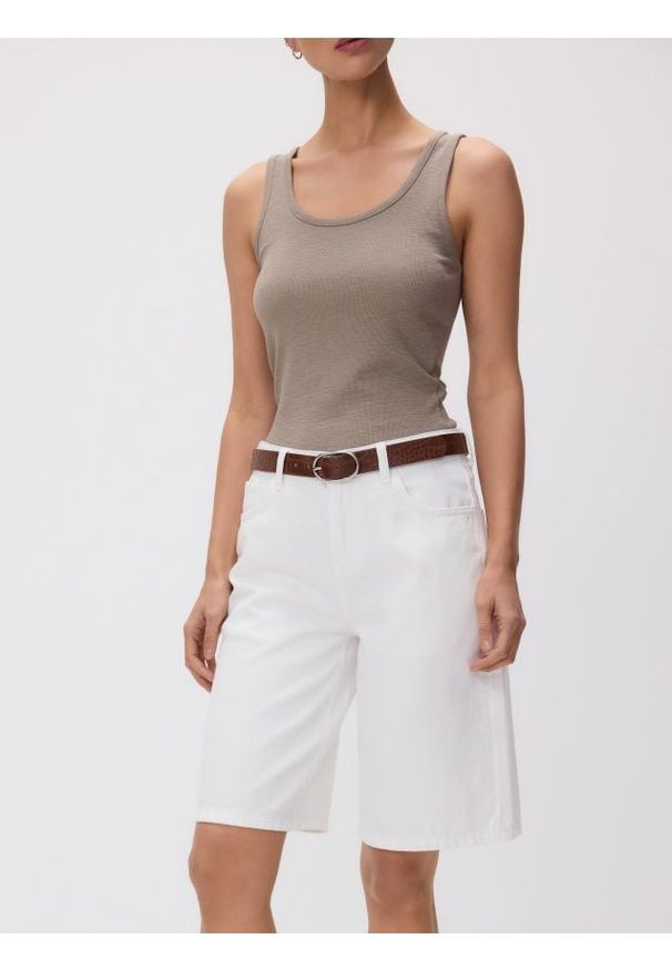 Reserved - Bawełniane szorty z paskiem - biały. Kolor: biały. Materiał: bawełna