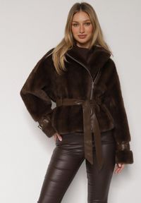 Born2be - Brązowa Futrzana Kurtka z Paskiem z Imitacji Skóry i Ozdobnymi Sprzączkami Oryss. Okazja: na co dzień. Kolor: brązowy. Materiał: futro, skóra. Styl: casual #1