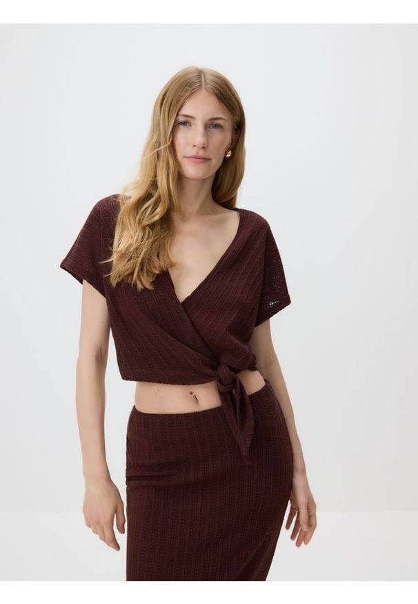 Reserved - Bluzka z wiązaniem - ciemnobrązowy. Kolor: brązowy. Materiał: dzianina