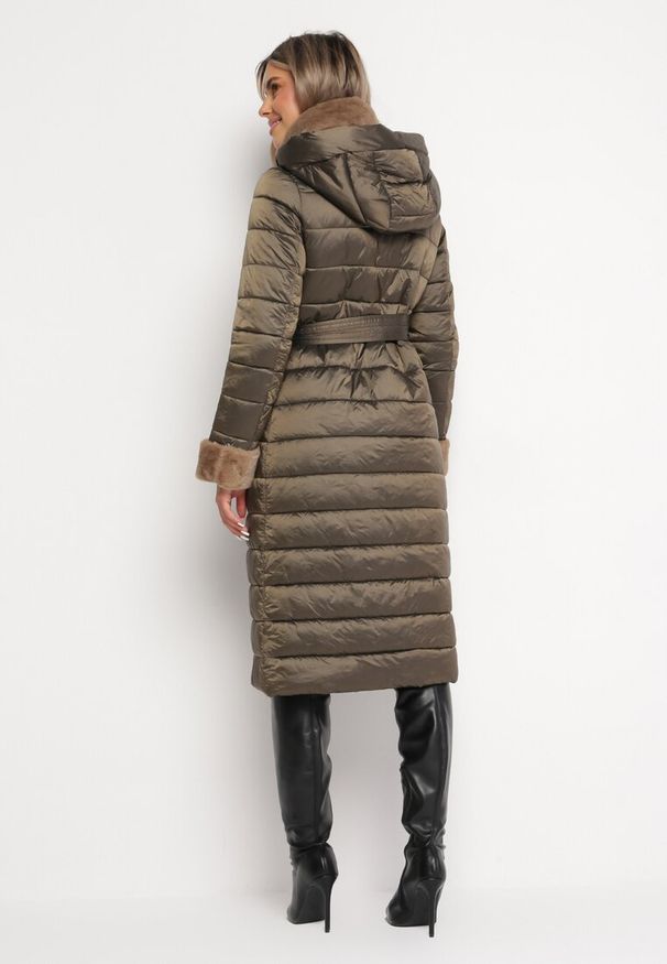 Born2be - Ciemnobrązowa Kurtka Pikowana Płaszcz za Kolano z Odpinanym Kapturem i Sztucznym Futerkiem Ascendia. Kolor: brązowy. Materiał: futro