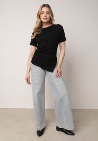 Born2be - Czarna Wiskozowa Bluzka Marszczona o Asymetrycznym Kroju z Krótkim Rękawem Menirephis. Okazja: na co dzień. Typ kołnierza: dekolt w łódkę. Kolor: czarny. Długość: krótkie. Wzór: gładki. Materiał: wiskoza. Długość rękawa: krótki rękaw. Sezon: lato. Styl: casual, klasyczny #3