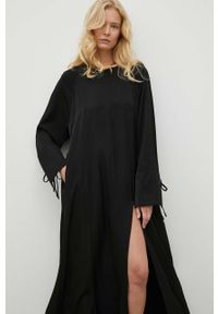 GESTUZ - Gestuz sukienka kolor czarny maxi oversize. Kolor: czarny. Materiał: tkanina, poliester, materiał. Długość rękawa: raglanowy rękaw. Typ sukienki: oversize. Styl: klasyczny. Długość: maxi #5