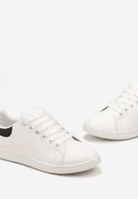Born2be - Biało-Czarne Klasyczne Sneakersy z Gładkiej Ekoskóry z Brokatowym Zdobieniem Niretal. Kolor: biały. Wzór: aplikacja, gładki. Obcas: na płaskiej podeszwie