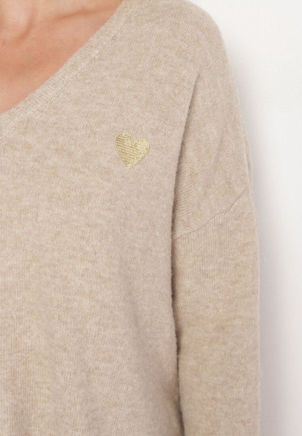 Born2be - Ciemnobeżowy Sweter z Wełną i Trójkątnym Dekoltem Zivida. Okazja: na co dzień. Kolor: beżowy. Materiał: wełna. Długość rękawa: długi rękaw. Długość: długie. Styl: klasyczny, elegancki, casual