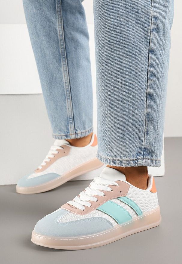 Renee - Biało-Niebieskie Sneakersy Tenisówki Ozdobione Paskami Amodira. Okazja: na co dzień. Zapięcie: pasek. Kolor: biały. Materiał: jeans. Wzór: aplikacja