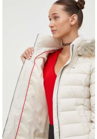 Tommy Jeans kurtka puchowa damska kolor beżowy zimowa. Kolor: beżowy. Materiał: puch. Sezon: zima #2