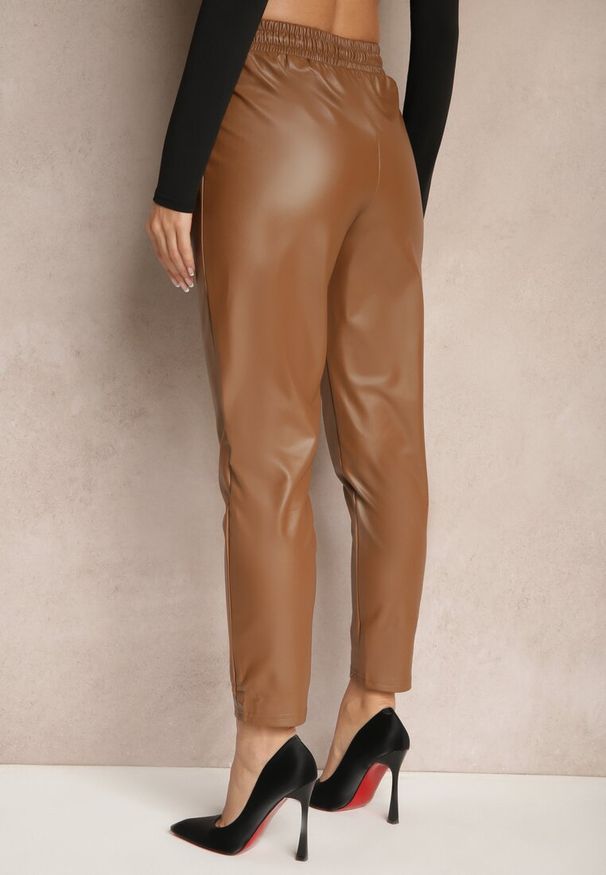 Renee - Brązowe Spodnie High Waist z Ekoskóry w Gumką w Talii Esaleira. Okazja: na co dzień. Stan: podwyższony. Kolor: brązowy. Styl: casual, elegancki