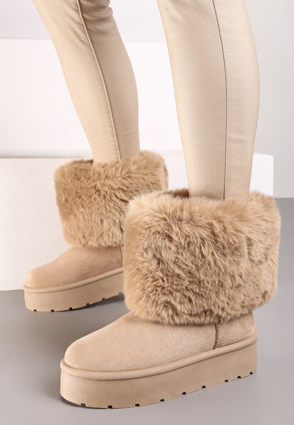 Born2be - Ciemnobeżowe Krótkie Śniegowce na Platformie z Futerkiem Naontia. Okazja: na co dzień. Kolor: beżowy. Materiał: futro. Sezon: zima. Obcas: na platformie. Styl: casual