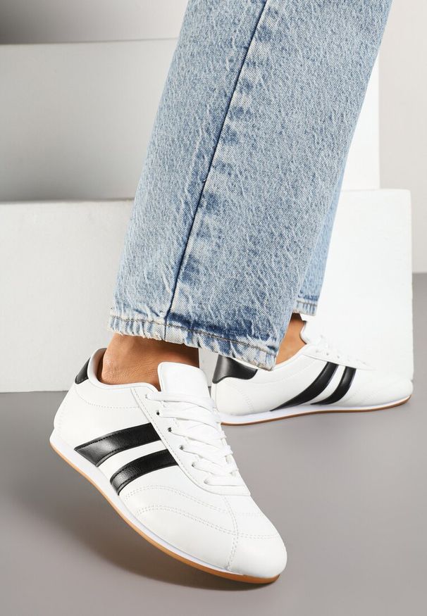 Renee - Biało-Czarne Sneakersy Typu Tenisówki z Paseczkami Liantina. Okazja: na co dzień. Zapięcie: pasek. Kolor: biały. Materiał: jeans. Wzór: paski