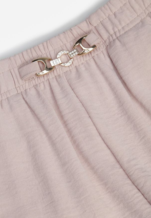Born2be - Różowe Szerokie Spodnie Casual z Wysokim Stanem i Biżuteryjną Aplikacją Aronia. Okazja: na co dzień. Stan: podwyższony. Kolekcja: plus size. Kolor: różowy. Długość: krótkie. Wzór: aplikacja. Styl: casual