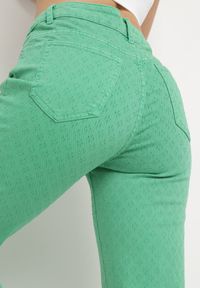Born2be - Zielone Bawełniane Jeansy Szerokie z Tkaniny Plumeti z Kieszeniami Qrisa. Kolor: zielony #5