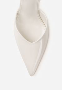 Born2be - Białe Lakierowane Szpilki z Elastycznym Paskiem na Piętę Balzorwyn. Okazja: na randkę, do pracy, na wesele, na spotkanie biznesowe, na ślub cywilny. Nosek buta: szpiczasty. Zapięcie: pasek. Kolor: biały. Materiał: lakier. Obcas: na szpilce. Styl: elegancki, biznesowy, klasyczny. Wysokość obcasa: średni #4