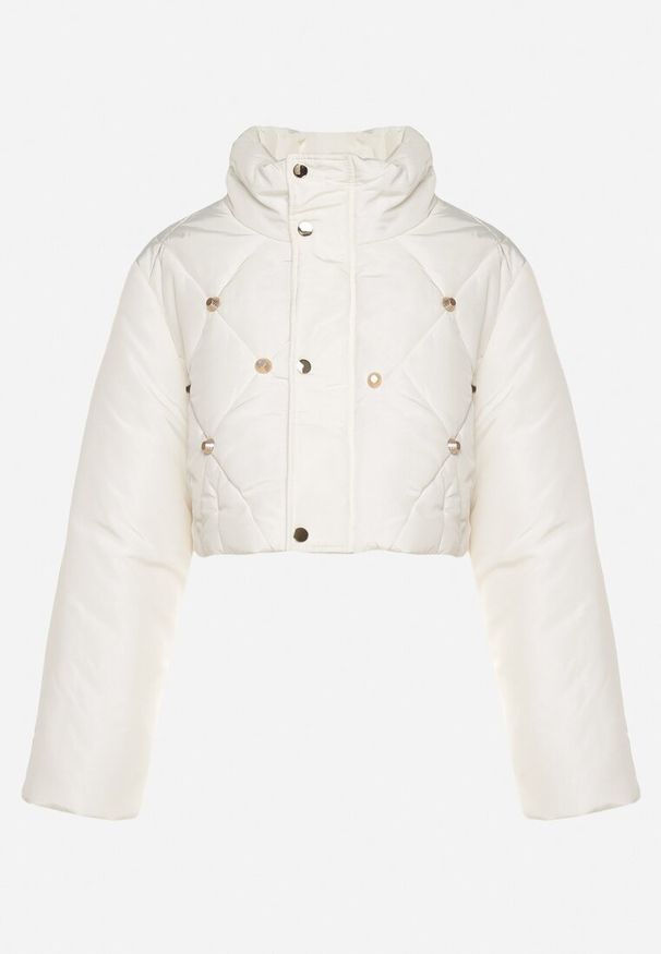 Born2be - Jasnobeżowa Pikowana Kurtka Puffer o Krótkim Kroju ze Stójką Zdobiona Napami Zinnavira. Okazja: na co dzień. Typ kołnierza: kołnierzyk stójkowy. Kolor: beżowy. Materiał: jeans, materiał. Długość: krótkie. Wzór: aplikacja. Styl: casual, elegancki