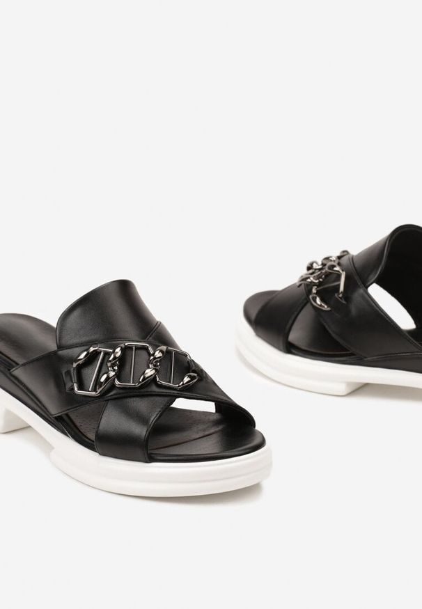 Renee - Czarne Klapki z Metaliczną Ozdobą na Froncie Serenisa. Nosek buta: otwarty. Kolor: czarny. Materiał: jeans. Wzór: aplikacja. Sezon: lato. Obcas: na obcasie. Styl: wakacyjny. Wysokość obcasa: niski