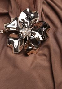 Born2be - Brązowy Elegancki Top Halter Ozdobiony Łańcuszkiem i Kwiatową Broszką Idisara. Okazja: na co dzień. Typ kołnierza: dekolt halter. Kolor: brązowy. Materiał: jeans. Wzór: aplikacja, kwiaty. Styl: elegancki #4