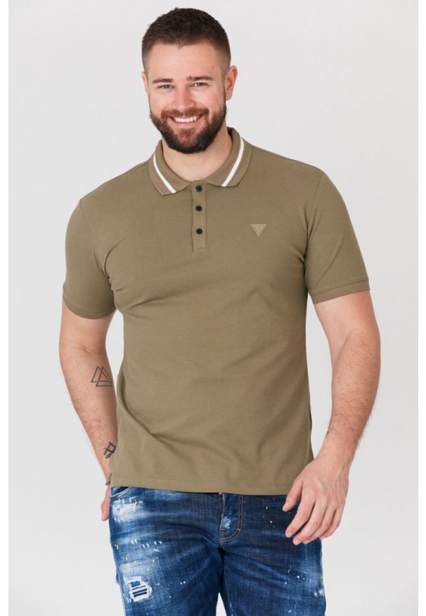 Guess - GUESS Khaki koszulka polo z paskiem na kołnierzyku. Typ kołnierza: polo. Kolor: zielony. Materiał: prążkowany. Długość rękawa: krótki rękaw. Wzór: aplikacja