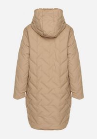 Born2be - Ciemnobeżowa Długa Kurtka Dwustronna z Pikowanymi Przeszyciami i Kapturem Olidia. Okazja: na spacer, na co dzień. Kolor: beżowy. Materiał: dzianina, jeans, futro, poliester. Długość: długie. Styl: casual, elegancki #7