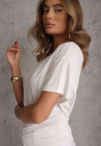 Renee - Biała Nietoperzowa Bluzka z Wiskozy na Jedno Ramię z Marszczeniem w Talii Ariciane. Okazja: na co dzień. Kolor: biały. Materiał: wiskoza. Styl: casual #4