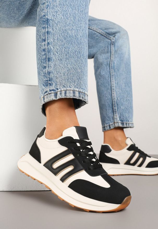 Renee - Czarne Sneakersy Ozdobione Geometrycznym Wzorem Eldvisa. Okazja: na co dzień. Kolor: czarny. Materiał: jeans. Wzór: aplikacja, geometria