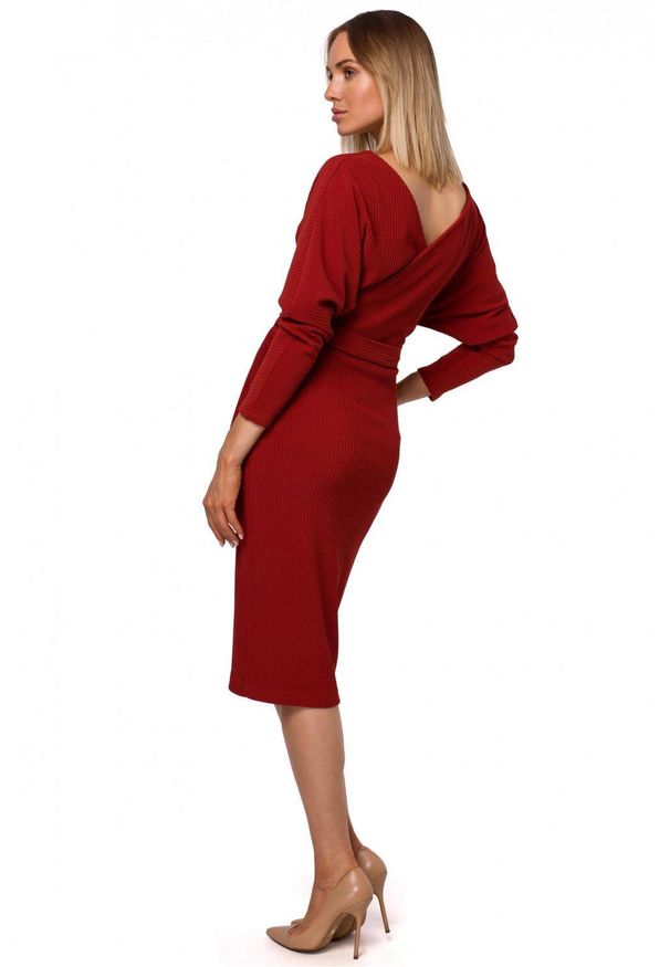 MOE - Elegancka dzianinowa sukienka z kopertową luźną górą. Materiał: dzianina. Typ sukienki: kopertowe. Styl: elegancki. Długość: midi