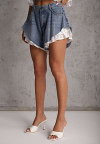 Renee - Niebieskie Jeansowe Szorty z Bawełny Ozdobione Falbanami Kassyllis. Okazja: na co dzień. Kolor: niebieski. Materiał: bawełna, jeans. Wzór: aplikacja. Sezon: lato. Styl: casual #3