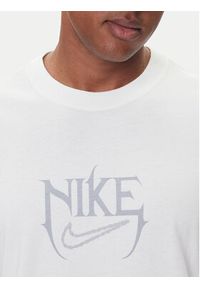 Nike T-Shirt HJ3431 121 Biały Loose Fit. Kolor: biały. Materiał: bawełna #5