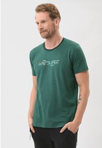 Volcano - T-shirt w sportowym stylu T-ENDE. Kolor: zielony. Materiał: bawełna, materiał, dresówka, włókno, skóra. Długość rękawa: krótki rękaw. Długość: krótkie. Wzór: napisy, gładki, nadruk. Sezon: zima, lato. Styl: sportowy #1