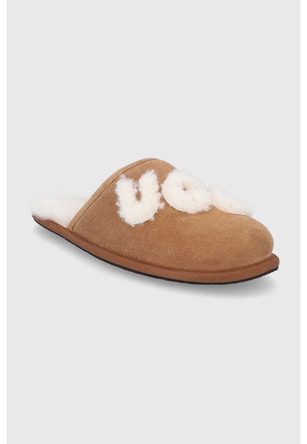 Ugg - UGG - Kapcie zamszowe Scuff Logo. Kolor: brązowy. Materiał: zamsz