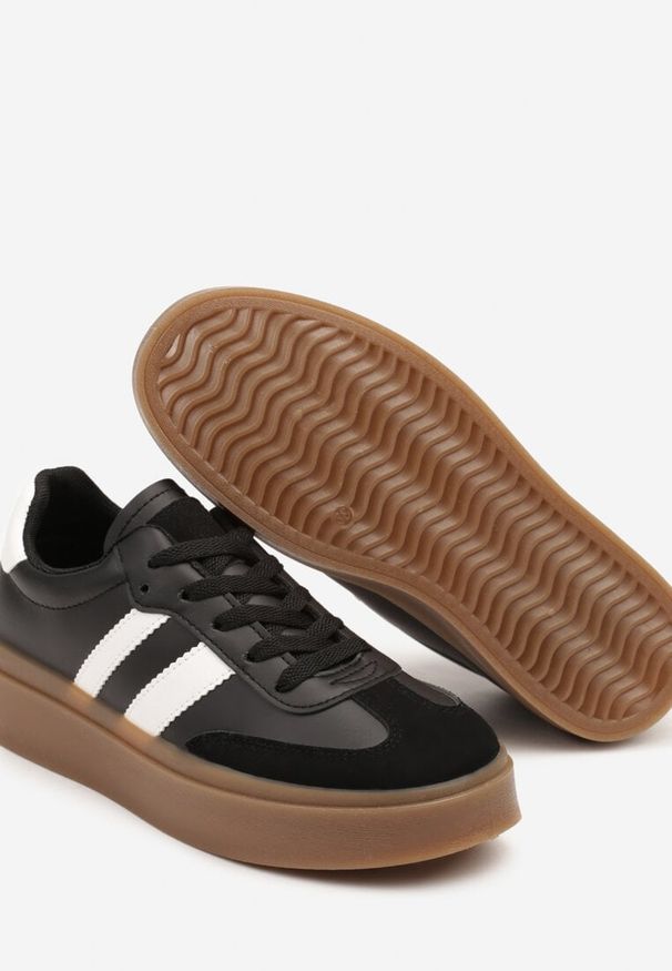 Renee - Czarne Sneakersy Tenisówki Ozdobione Paskami Sovresia. Okazja: na co dzień. Zapięcie: pasek. Kolor: czarny. Wzór: aplikacja