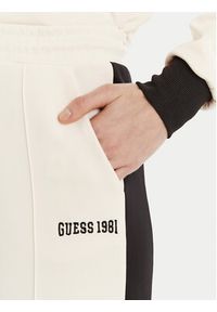 Guess Spodnie dresowe V5RB00 KCO72 Écru Regular Fit. Materiał: syntetyk