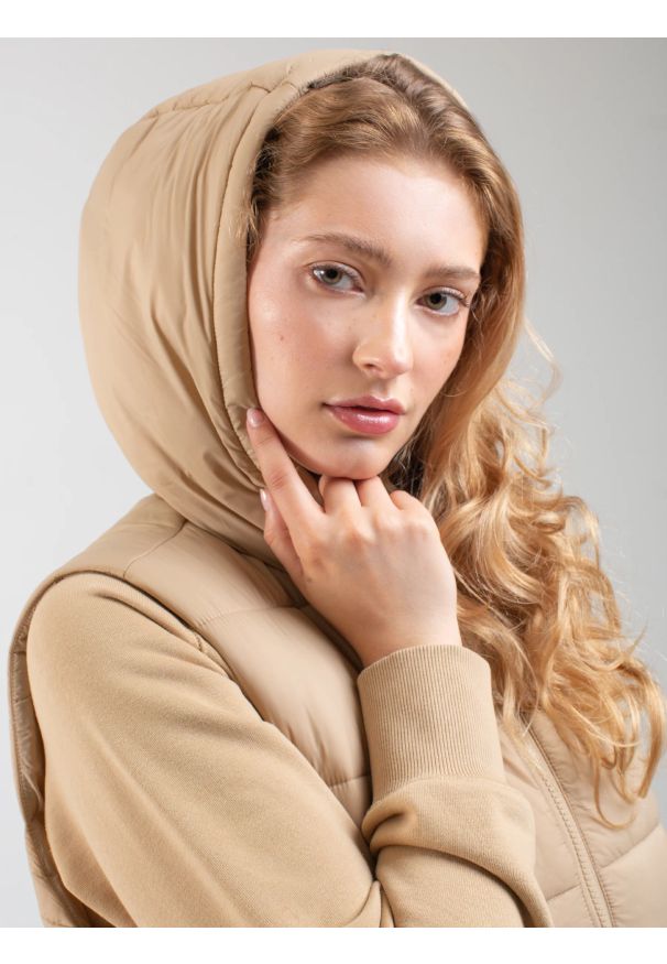 Big-Star - Kamizelka damska pikowana beżowa Pavla 801. Kolor: beżowy. Długość: długie