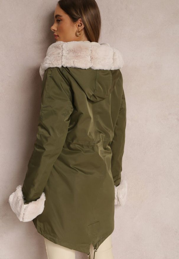 Renee - Ciemnozielona Kurtka Parka z Futerkiem Teyo. Kolor: zielony. Materiał: futro. Sezon: zima, jesień