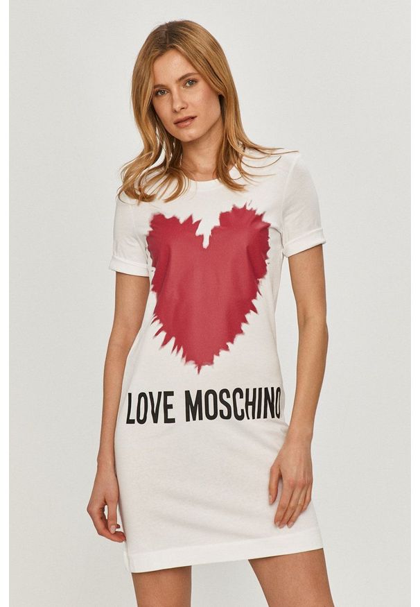 Love Moschino Sukienka kolor biały. Okazja: na co dzień. Kolor: biały. Długość rękawa: krótki rękaw. Wzór: nadruk. Typ sukienki: proste. Styl: casual