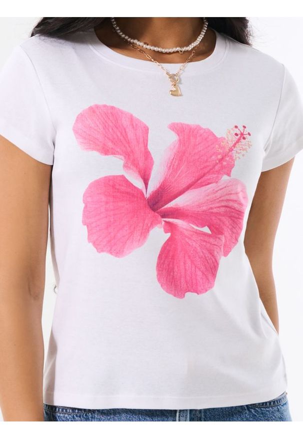 Sinsay - Koszulka z nadrukiem kwiatowym - biały. Kolor: biały. Wzór: kwiaty, nadruk
