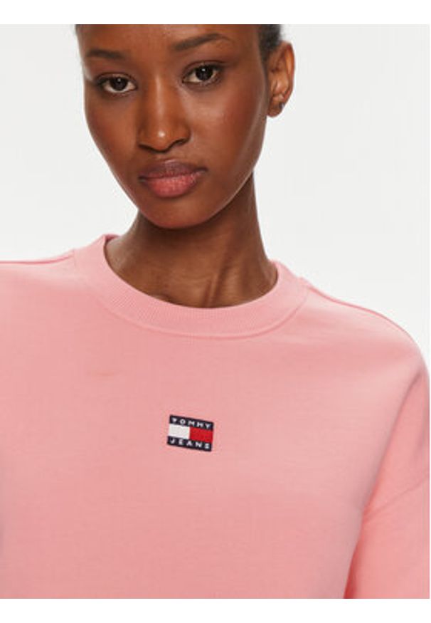 Tommy Jeans Bluza Badge DW0DW17325 Różowy Regular Fit. Kolor: różowy. Materiał: bawełna