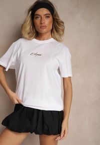 Renee - Biała Bawełniana Koszulka T-shirt z Małym Napisem Lanivelle. Okazja: na co dzień. Kolor: biały. Materiał: bawełna. Wzór: napisy. Styl: klasyczny, elegancki, casual