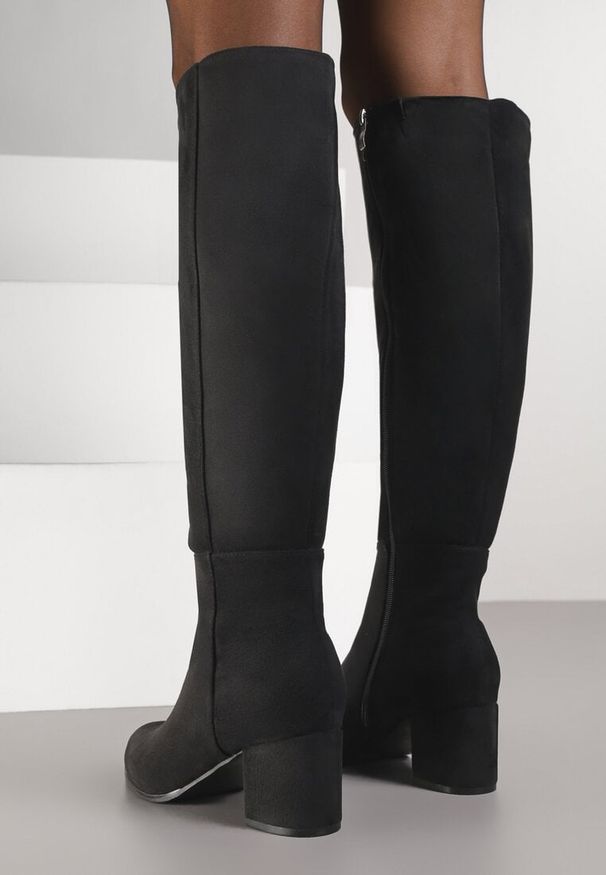 Renee - Czarne Kozaki Vices z Imitacji Zamszu na Niskim Obcasie Typu Słupek Ilovea. Okazja: na co dzień, na imprezę. Kolor: czarny. Materiał: zamsz. Obcas: na obcasie. Styl: casual. Wysokość obcasa: niski