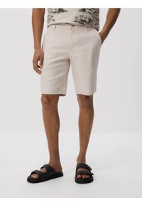 Reserved - Szorty carrot fit - beżowy. Kolor: beżowy. Materiał: bawełna, tkanina #1