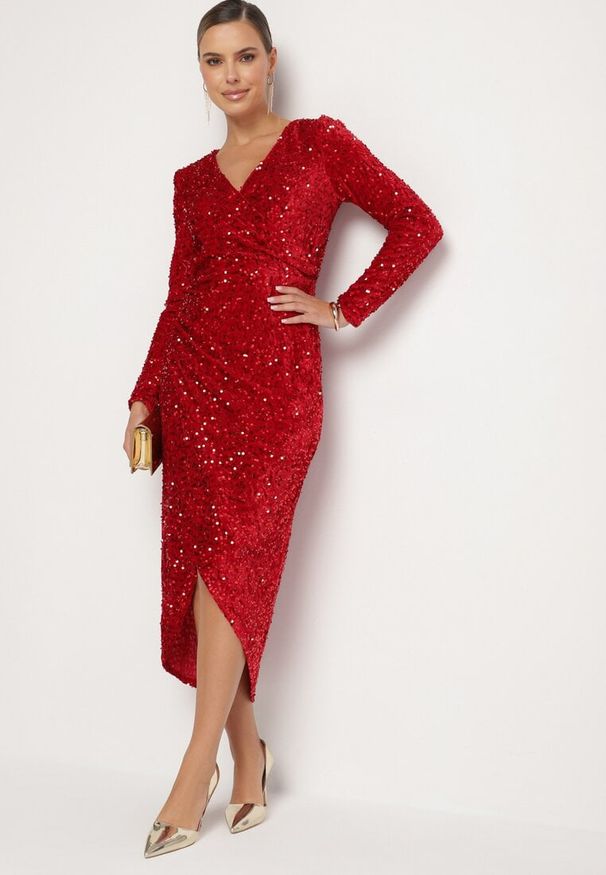 Born2be - Czerwona Dopasowana Cekinowa Sukienka z Kopertowym Dekoltem i Asymetrycznym Wycięciem Rinnalith. Okazja: na imprezę. Kolor: czerwony. Typ sukienki: asymetryczne, kopertowe. Styl: elegancki, klasyczny