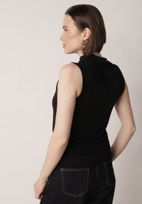 Born2be - Czarna Gładka Bluzka Bez Rękawów z Półgolfem Nedivra. Okazja: na co dzień, na spotkanie biznesowe, do pracy. Kolor: czarny. Materiał: poliester, elastan, materiał, jeans. Długość rękawa: bez rękawów. Wzór: gładki. Styl: casual, biznesowy, elegancki, klasyczny #5