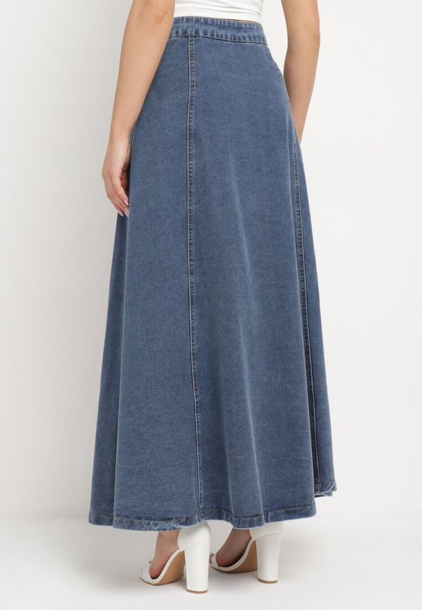 Born2be - Granatowa Trapezowa Spódnica Maxi Bawełniana Jeansowa z Guzikami i Kieszeniami z Klapami Zrissa. Okazja: na co dzień. Kolor: niebieski. Materiał: bawełna, jeans. Styl: elegancki, casual