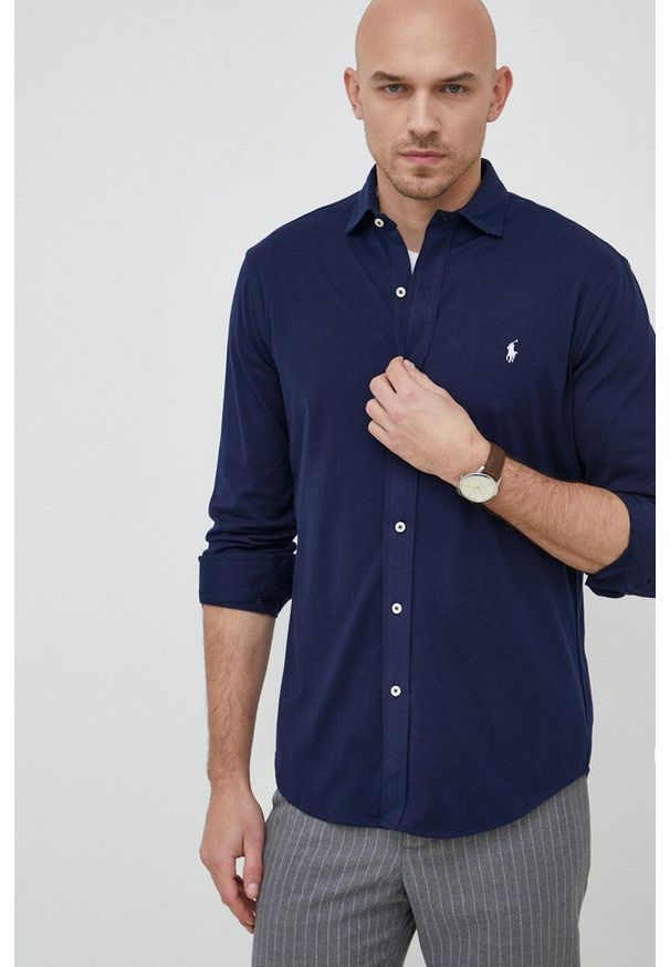 Polo Ralph Lauren koszula bawełniana męska kolor granatowy regular z kołnierzykiem klasycznym. Typ kołnierza: kołnierzyk klasyczny, polo. Kolor: niebieski. Materiał: bawełna. Długość rękawa: długi rękaw. Długość: długie. Wzór: aplikacja. Styl: klasyczny