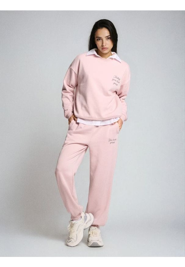 Sinsay - Spodnie jogger z miękkim wnętrzem - różowy. Kolor: różowy