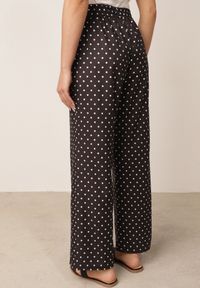 Born2be - Czarne Spodnie Casual w Groszki z Szerokimi Nogawkami i Wysokim Stanem Soleano. Okazja: na co dzień. Stan: podwyższony. Kolekcja: plus size. Kolor: czarny. Materiał: koronka. Długość: długie. Wzór: grochy. Styl: casual #4