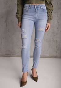 Renee - Niebieskie Jeansy Slim z Bawełny Ozdobione Przetarciami Vikiania. Okazja: na co dzień. Kolor: niebieski. Wzór: aplikacja. Styl: casual #6