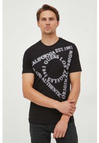 Guess t-shirt bawełniany kolor czarny z nadrukiem. Kolor: czarny. Materiał: bawełna. Długość rękawa: krótki rękaw. Długość: krótkie. Wzór: nadruk. Styl: klasyczny