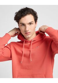 Lee - MĘSKA BLUZA Z KAPTUREM LEE PLAIN HOODIE POPPY 112353275. Typ kołnierza: kaptur