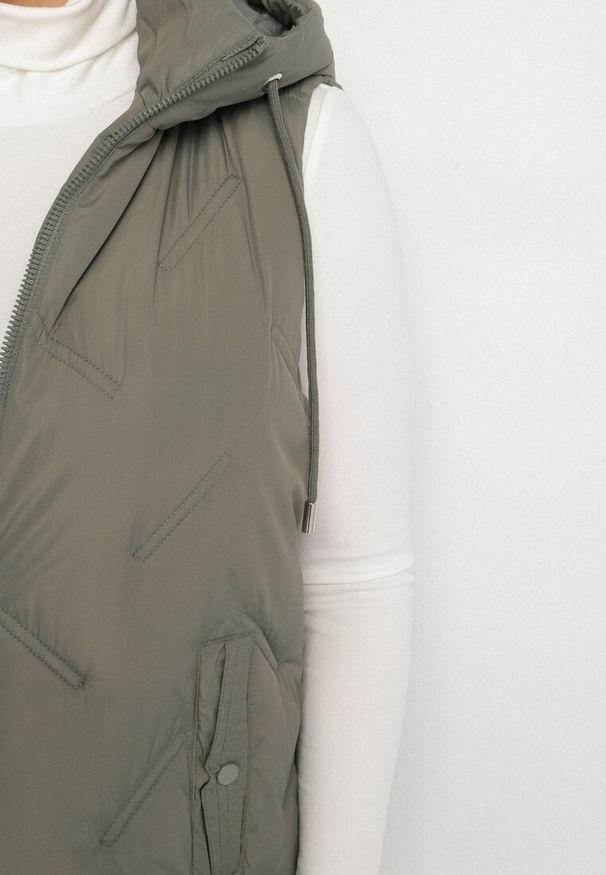 Born2be - Zielona Pikowana Kamizelka z Kapturem i Kieszeniami Esarivie. Okazja: na spacer. Typ kołnierza: kaptur. Kolekcja: plus size. Kolor: zielony. Materiał: jeans