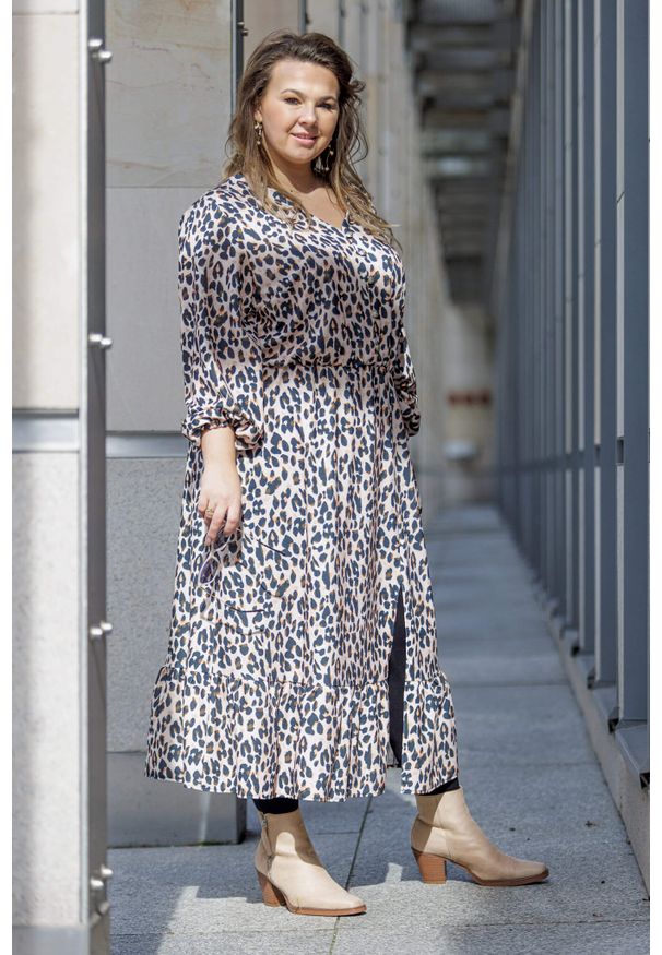 Moda Size Plus Iwanek - Elegancka sukienka Vera w panterkę PLUS SIZE XXL JESIEŃ. Typ kołnierza: dekolt w kształcie V. Kolekcja: plus size. Materiał: wiskoza, tkanina, poliester, elastan. Wzór: motyw zwierzęcy. Sezon: jesień. Typ sukienki: dla puszystych. Styl: elegancki