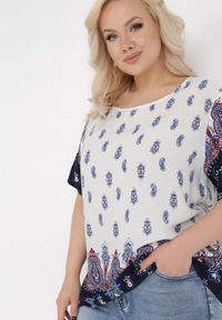 Born2be - Biała Bluzka z Wiskozy Helale. Okazja: do pracy, na co dzień. Kolekcja: plus size. Kolor: biały. Materiał: wiskoza. Długość rękawa: krótki rękaw. Długość: krótkie. Wzór: nadruk. Styl: casual, klasyczny, wakacyjny #1